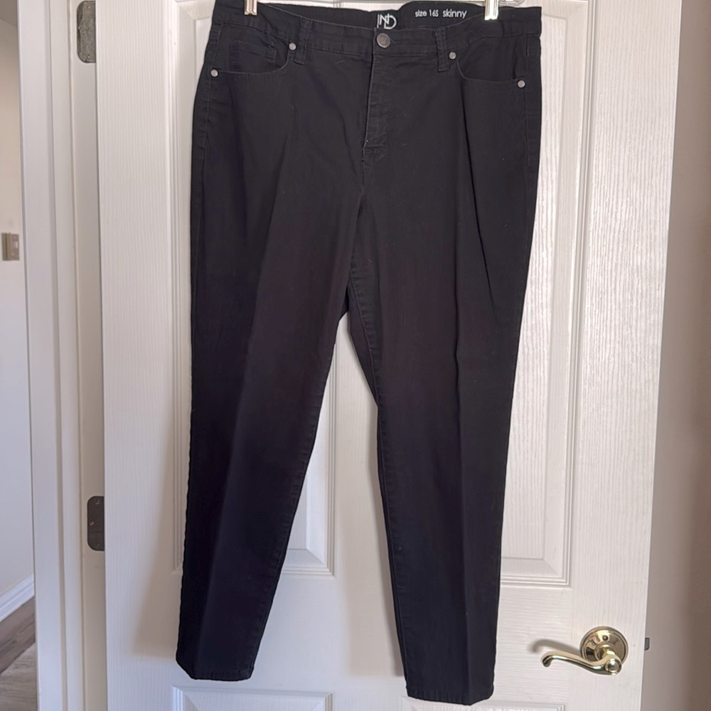 Women New Directions skinny black pants
16W
